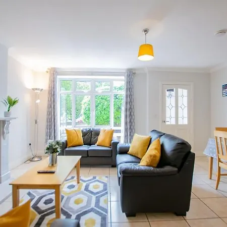 16 -2 Bedroom - Sleeps 4 - Parking Galway