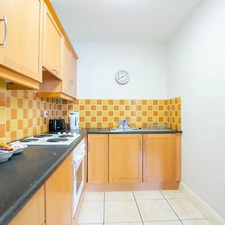 Apartment 16 -2 Bedroom - Sleeps 4 - Parking *