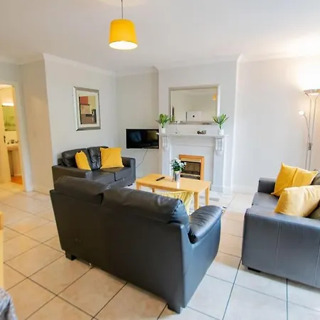 16 -2 Bedroom - Sleeps 4 - Parking *