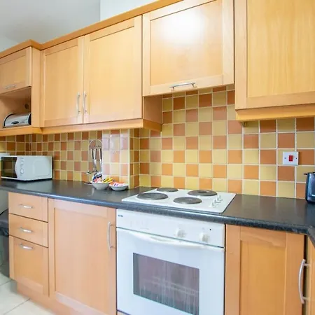 16 -2 Bedroom - Sleeps 4 - Parking Appartamento