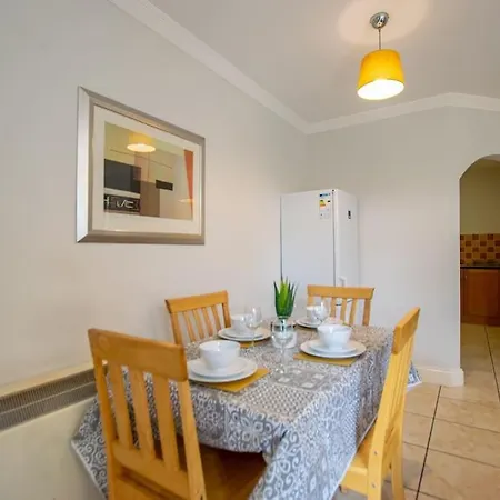 16 -2 Bedroom - Sleeps 4 - Parking *